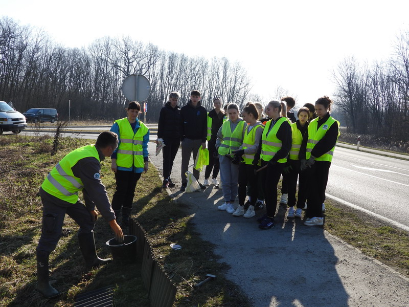 Palovec - volonterska akcija postavljanja zaštitne ograde uz prometnicu