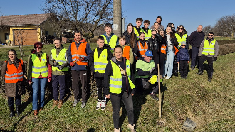 Selnica - volonterska akcija postavljanja zaštitne ograde uz prometnicu