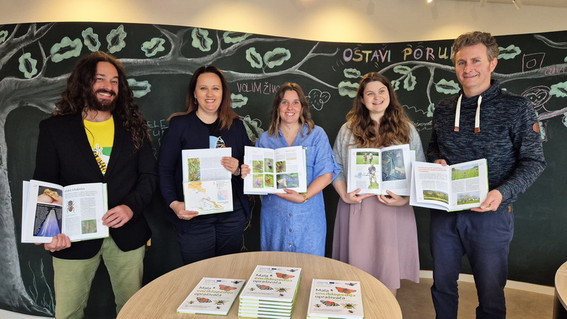 Mala enciklopedija oprašivača Danijel Kablar, Mihaela Mesarić, Sara Srša, Ladeja Fajfar, Gregor Domanjko